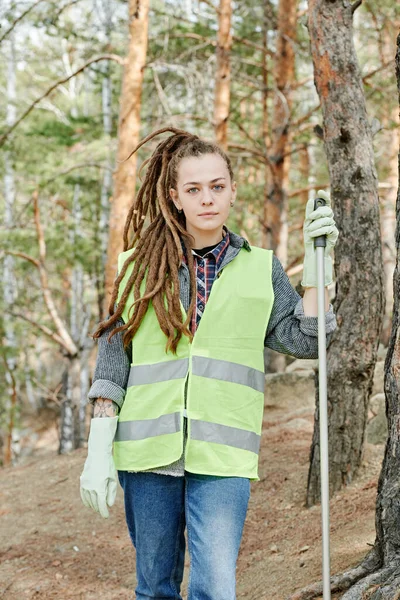 Portret Młodej Wolontariuszki Kijem Zbierania Śmieci — Zdjęcie stockowe
