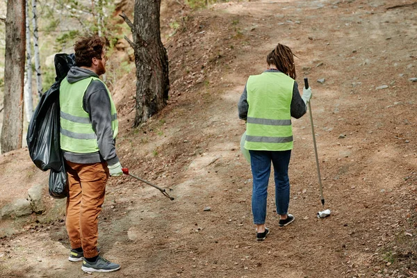 Junge Leute Kommen Nach Freiwilligenveranstaltung Wald Nach Hause — Stockfoto