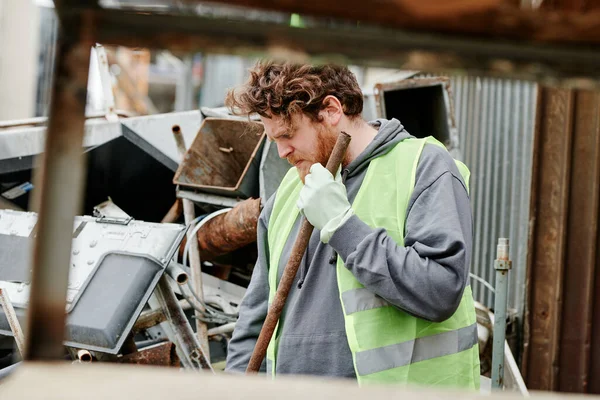 Scrapyard Worker Sorting Metal Collected Recycling — Stock Photo, Image
