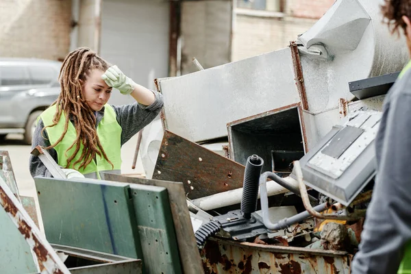 Tired Volunteer Sorting Metail Pieces Scrapyard — Stock Photo, Image