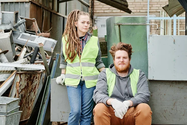 材料回収施設で働くネオンベストのカップル — ストック写真
