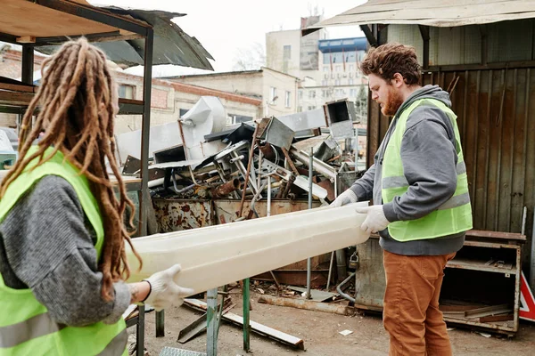 Wolontariusze Sortowania Zebranych Śmieci Przenoszenia Bos Kawałek Plastiku Duży Stos — Zdjęcie stockowe