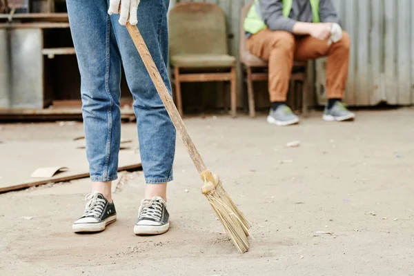 Cropped Image Woman Jeans Sweeping Dusty Yard — Stock Photo, Image