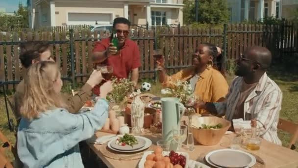 Farklı Etnik Çeşitlilikteki Iyi Arkadaşlar Arka Bahçede Yemek Masasında Oturup — Stok video
