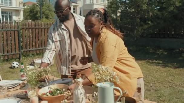 Genç Siyah Adam Kadın Arkadaşlarıyla Açık Hava Partisi Için Yemek — Stok video