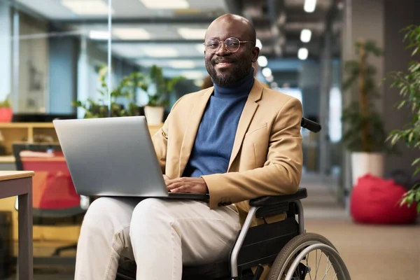 Gelukkig Jonge Zwarte Man Met Een Handicap Zitten Een Rolstoel — Stockfoto