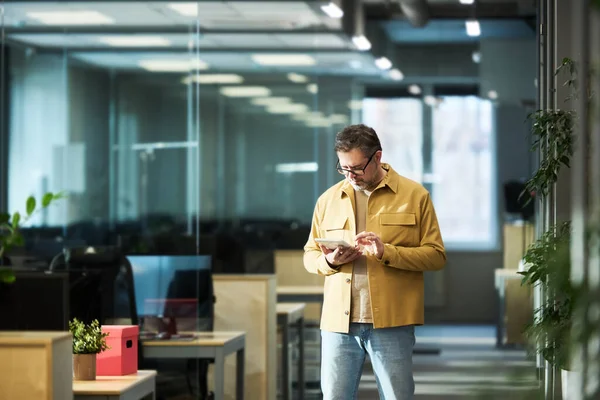 Reife Männliche Makler Freizeitkleidung Mit Tablet Während Sie Gang Büro — Stockfoto