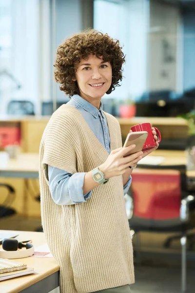 Jonge Glimlachende Zakenvrouw Met Kopje Koffie Smartphone Zoek Naar Camera — Stockfoto