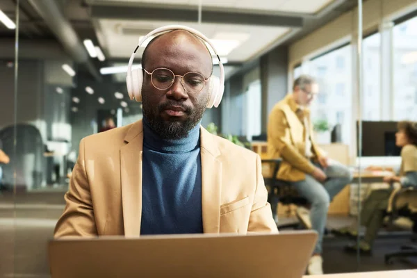 Młody Poważny Afroamerykanin Biznesmen Słuchawkach Oglądanie Wideo Online Wahaniach Finansowych — Zdjęcie stockowe