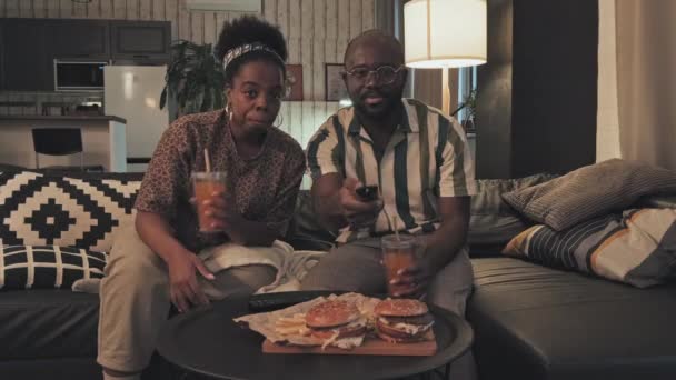 Orta Uzunluktaki Genç Afro Amerikan Çift Oturma Odasında Oturuyor Akşamları — Stok video
