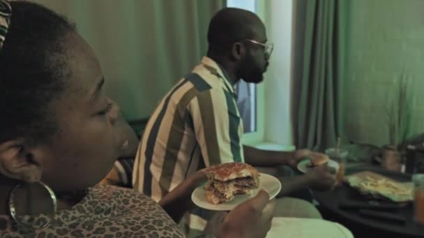 Nuori Musta Nainen Mies Istuvat Kotona Katsovat Öisin Syövät Pikaruokaa — kuvapankkivideo
