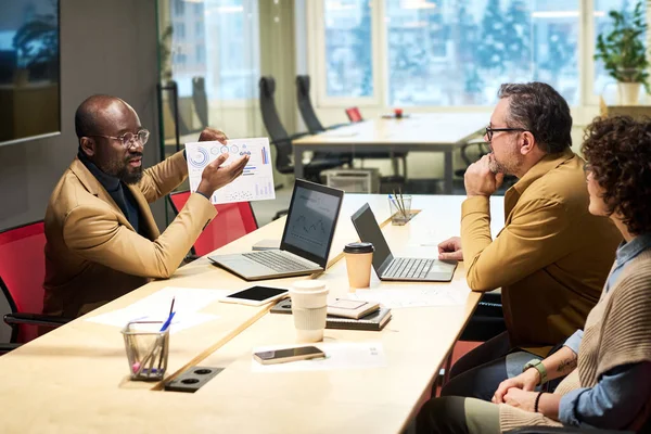 Confident African American Broker Presenting Graphic Financial Data His Colleagues — Stock Photo, Image