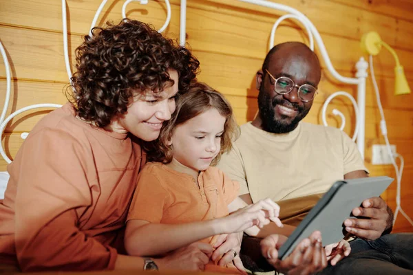 Miembros Felices Joven Familia Intercultural Tres Personas Usando Tableta Mientras — Foto de Stock