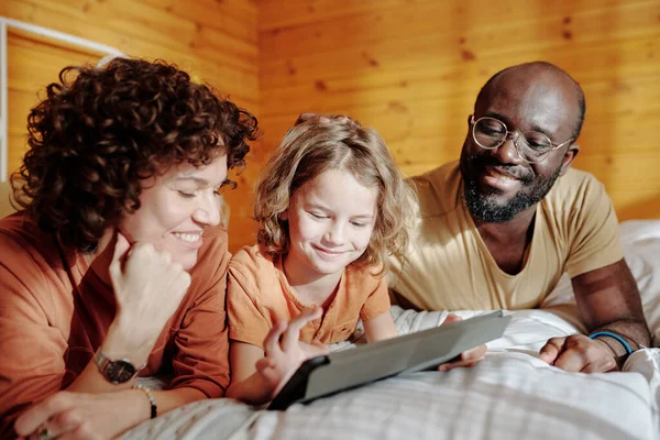 Feliz Joven Padres Interculturales Lindo Hijo Pequeño Usando Tableta Mientras —  Fotos de Stock