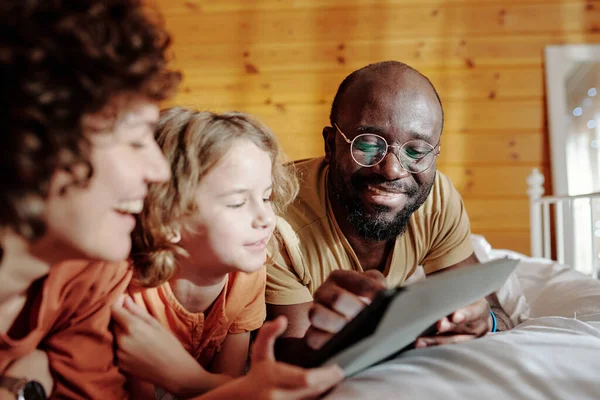 Glimlachende Afro Amerikaanse Man Wijst Naar Tablet Scherm Terwijl Het — Stockfoto