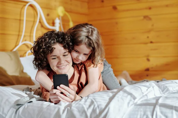 Garçon Mignon Embrassant Mère Avec Téléphone Portable Tout Relaxant Sur — Photo