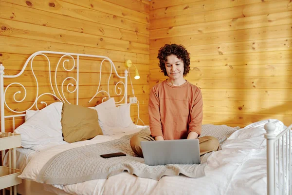 Ung Affärskvinna Pyjamas Sitter Framför Laptop Dubbelsäng Och Nätverk Titta — Stockfoto