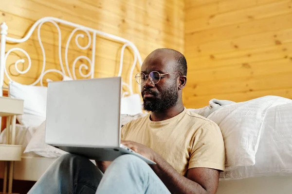 Jovem Empresário Afro Americano Sério Casualwear Olhando Para Tela Laptop — Fotografia de Stock