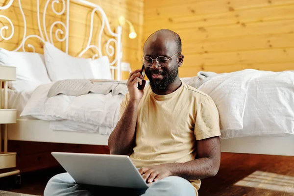 Jeune Homme Afro Américain Confiant Tenue Décontractée Parlant Sur Téléphone — Photo