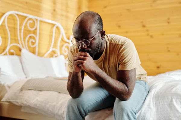 Joven Hombre Negro Deprimido Ropa Casual Manteniendo Las Manos Apretadas — Foto de Stock