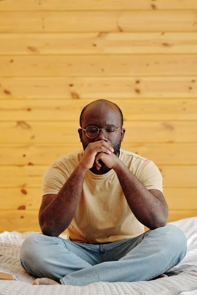 Jovem Afro Americano Pensativo Sentado Cama Expressando Profunda Concentração Seus — Fotografia de Stock