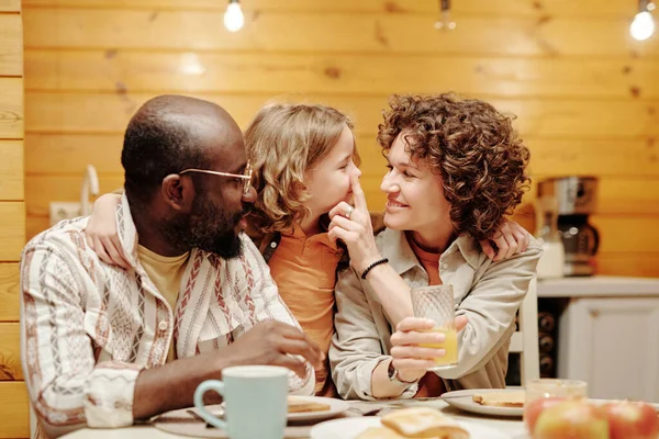 Милый Маленький Мальчик Обнимает Своих Счастливых Межкультурных Родителей Завтраком Смотрит — стоковое фото