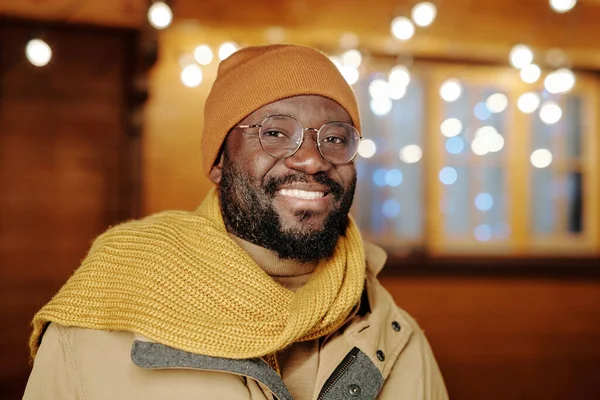 Vrolijke Jonge Afro Amerikaanse Man Warme Winterkleding Brillen Die Glimlachend — Stockfoto
