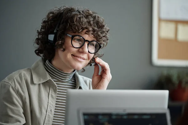Genç Gülümseyen Bayan Bilişim Destek Mühendisi Bilgisayar Ekranına Bakıyor Ofisteki — Stok fotoğraf