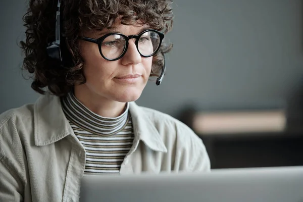Kulaklıklı Gözlüklü Esmer Kadın Operatör Dizüstü Bilgisayarın Önünde Oturuyor Online — Stok fotoğraf