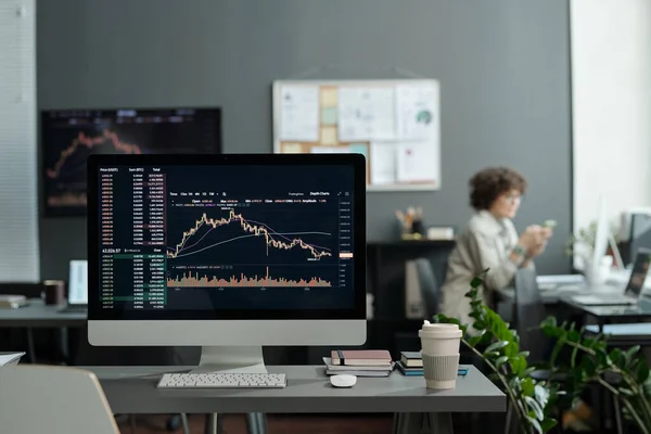 Masaüstü Bilgisayarının Ekranındaki Borsada Durumun Gelişmesini Gösteren Grafik Verileri Olan — Stok fotoğraf