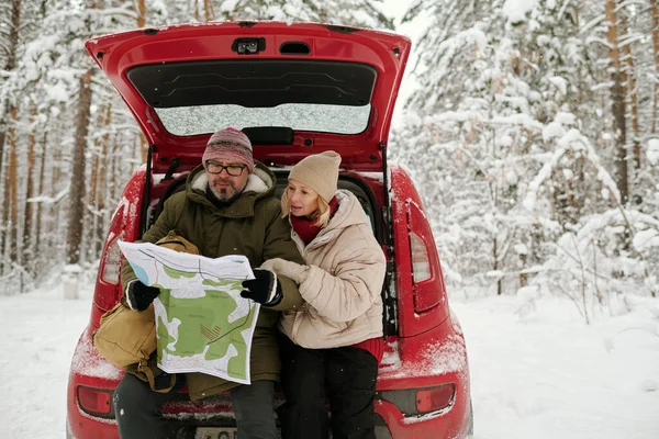Senior Par Vandrare Vinter Lära Navigationskarta Medan Sitter Vid Bagageutrymmet — Stockfoto