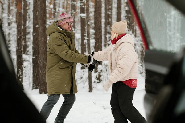 Glada Äldre Man Och Kvinna Vinterkläder Håller Händerna Och Dansar — Stockfoto