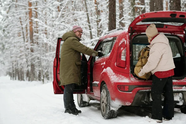 Yetişkin Bir Erkek Sırt Çantası Kış Gezisi Sırasında Arabanın Kapısının — Stok fotoğraf