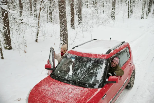 Счастливые Взрослые Люди Выглядывающие Машины Наслаждающиеся Прекрасным Видом Зимний Лес — стоковое фото