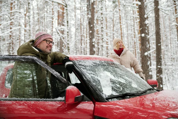 Kış Giysili Mutlu Bir Adam Karısı Var Kırmızı Arabanın Açık — Stok fotoğraf