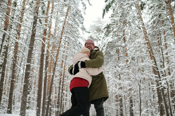 Älskade Mogna Par Vinterkläder Som Står Famn Bland Barrträd Täckta — Stockfoto