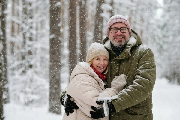 Veselý Dospělý Pár Zimním Oblečení Při Pohledu Kameru Při Sněžení — Stock fotografie