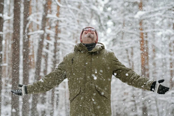 Kışlık Ceketli Bereli Neşeli Son Sınıf Öğrencisi Kollarını Açık Tutarak — Stok fotoğraf