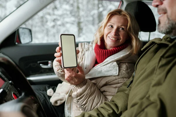 Szczęśliwa Dojrzała Kobieta Pokazuje Mapę Nawigacji Smartfonie Męża Siedzi Przed — Zdjęcie stockowe