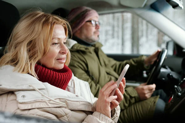 Blond Äldre Kvinna Vinterkläder Sms Smartphone Eller Bläddra Igenom Navigeringskartan — Stockfoto