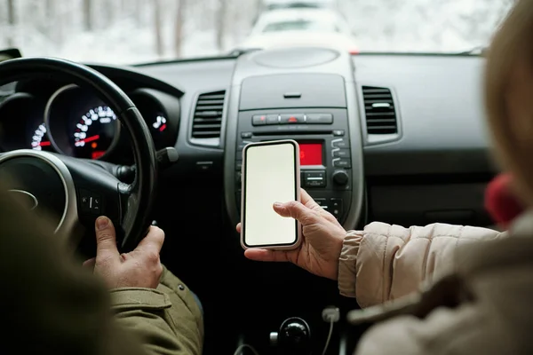 Zbliżenie Starszej Kobiety Trzymającej Smartfona Pustym Ekranem Samochodzie Obok Męża — Zdjęcie stockowe