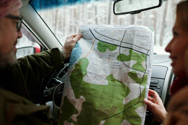 Olgun Karı Koca Tarafından Tutulan Haritaya Odaklan Arabada Oturup Nereye — Stok fotoğraf