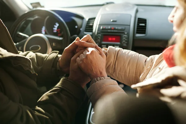 穿着冬衣的年轻夫妇们坐在汽车的前座上 在周末的旅行中手牵着手走来走去 — 图库照片