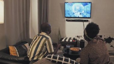 Romantik çiftin oturma odasındaki koltuğa oturup, geceleri video oyunu oynayıp, abur cubur yediği arka manzara.