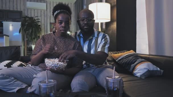 Średnio Długi Afroamerykanin Mąż Żona Siedzą Kanapie Oglądają Horror Jedzą — Wideo stockowe