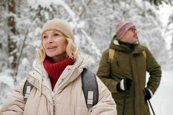 Senior Blond Kvinna Vinterkläder Tittar Framåt Helgen Promenad Med Sin — Stockfoto