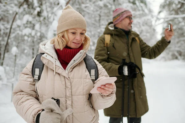 Två Mogna Backpackers Använder Sina Smartphones Vinterresan Helgen När Står — Stockfoto
