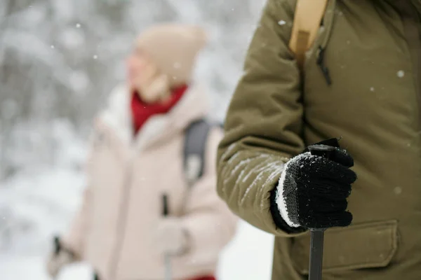 Sıcak Kışlık Ceketli Yün Eldivenli Aktif Bir Adamın Eli Karısıyla — Stok fotoğraf