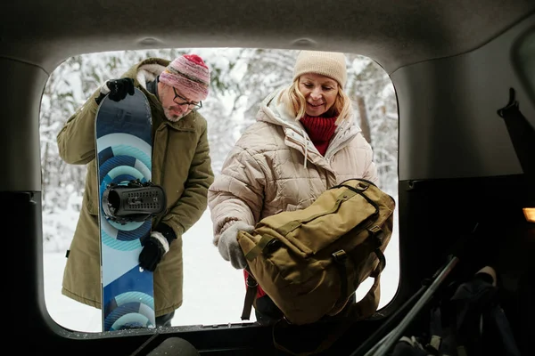 Yaşlı Kadın Hafta Sonu Gezileri Sırasında Yanında Snowboard Kocası Dururken — Stok fotoğraf