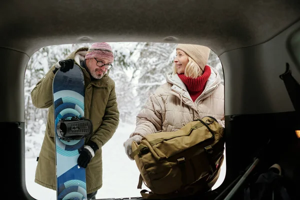 Sırt Çantalı Mutlu Sarışın Kadın Kar Kaykayıyla Kocasının Yanında Duruyor — Stok fotoğraf